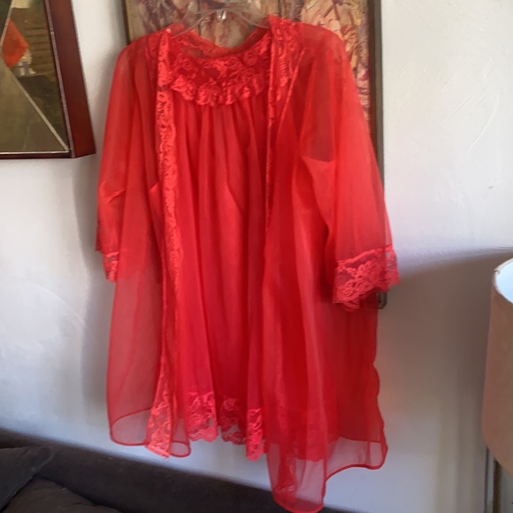 60s 70s VINTAGE BOHO ETHEREAL RED FEMME CHEMISE & ROBE VINTAGE LINGERIE COOR SET - Picture 2 of 16